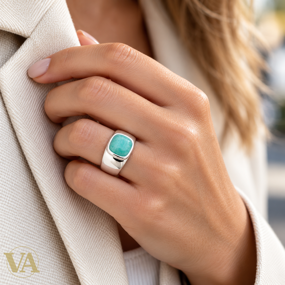 Bague Femme Argent 925 Rhodié – Amazonite Coussin et Monture Lisse — gros plan porté sur une main à peau claire