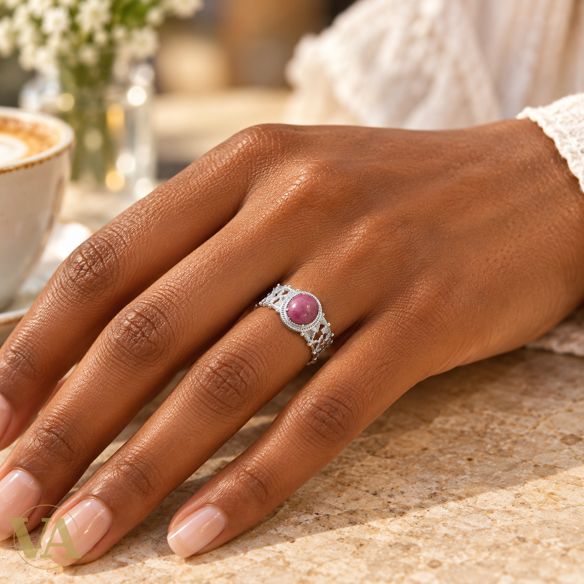 Bague Femme Argent 925 Rhodié – Rhodonite Ronde et Bandeau Ajouré — gros plan porté sur une main à peau foncée