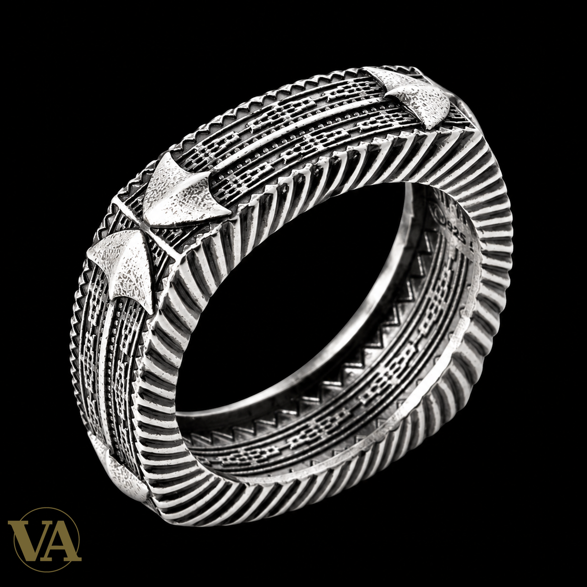 Bague Homme Argent 925 – Anneau Gravé à Bordures Obliques — vue du bijou sur fond noir