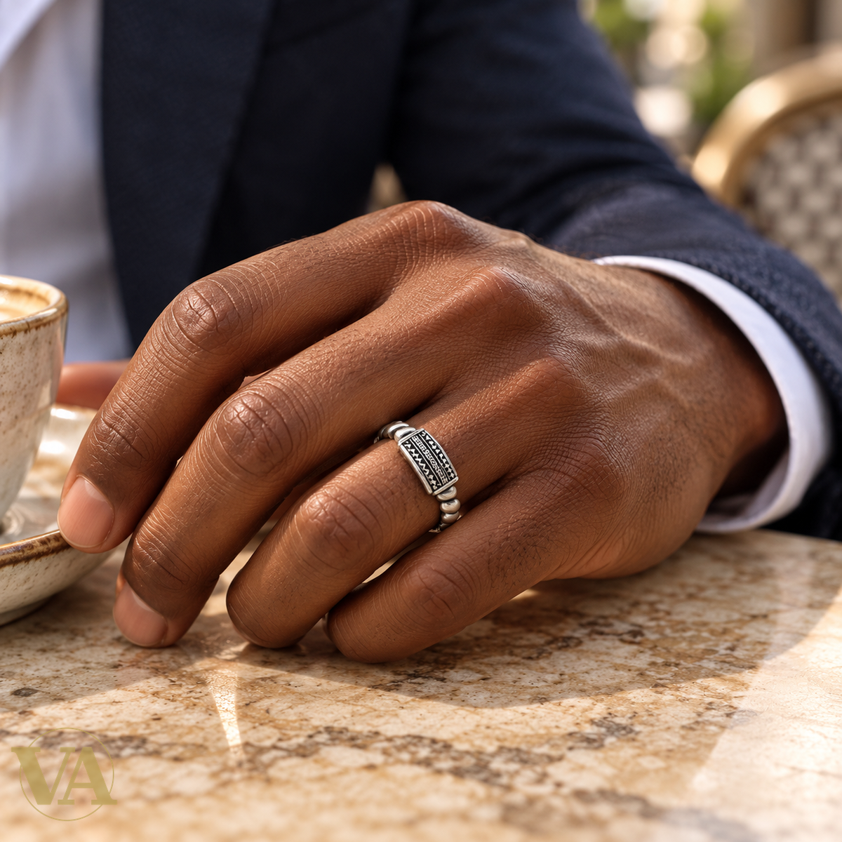 Bague Homme Argent 925 – Anneau Torsadé et Plaque Géométrique — gros plan porté sur une main à peau foncée