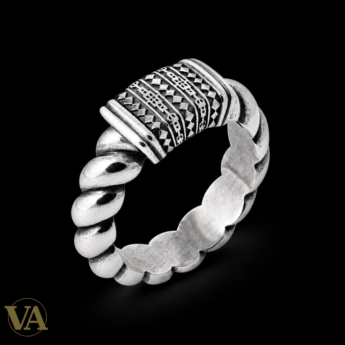 Bague Homme Argent 925 – Anneau Torsadé et Plaque Géométrique — vue sur fond noir