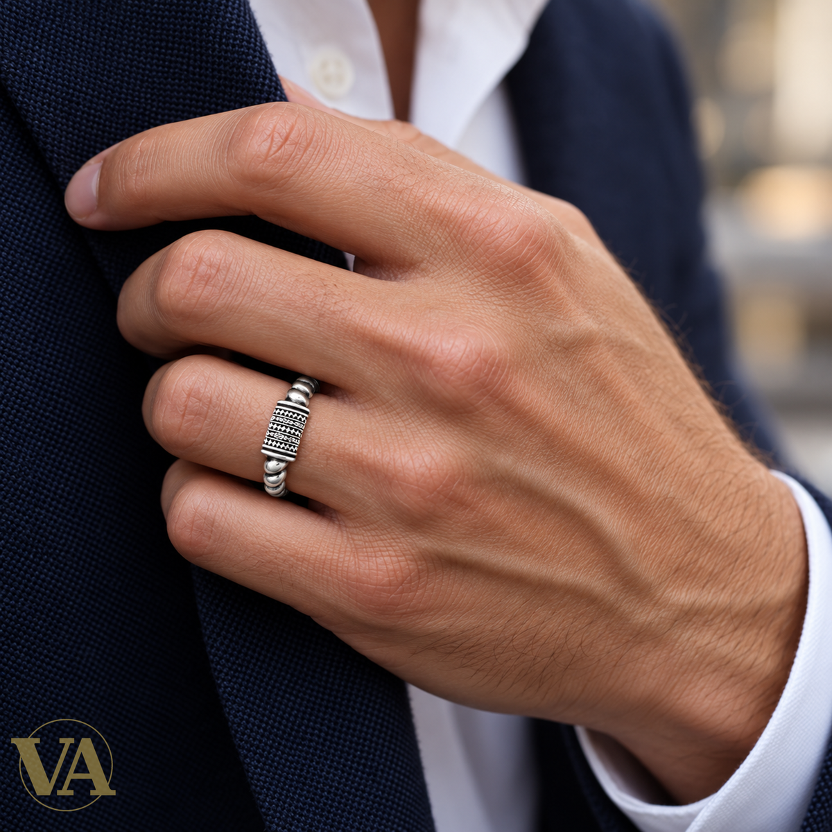 Bague Homme Argent 925 – Anneau Torsadé et Plaque Géométrique — gros plan porté sur une main à peau claire