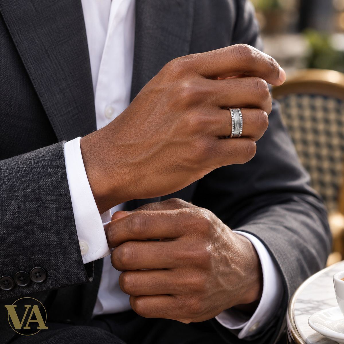 Bague homme argent 925 1953800 — portée par un homme noir, gros plan de la main