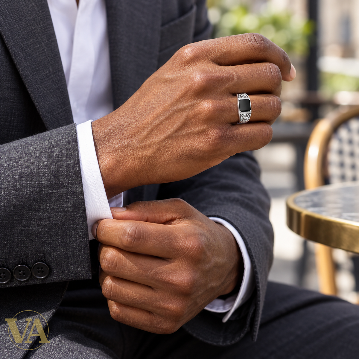 Bague homme argent 925 1978207 — portée par un homme noir, gros plan de la main
