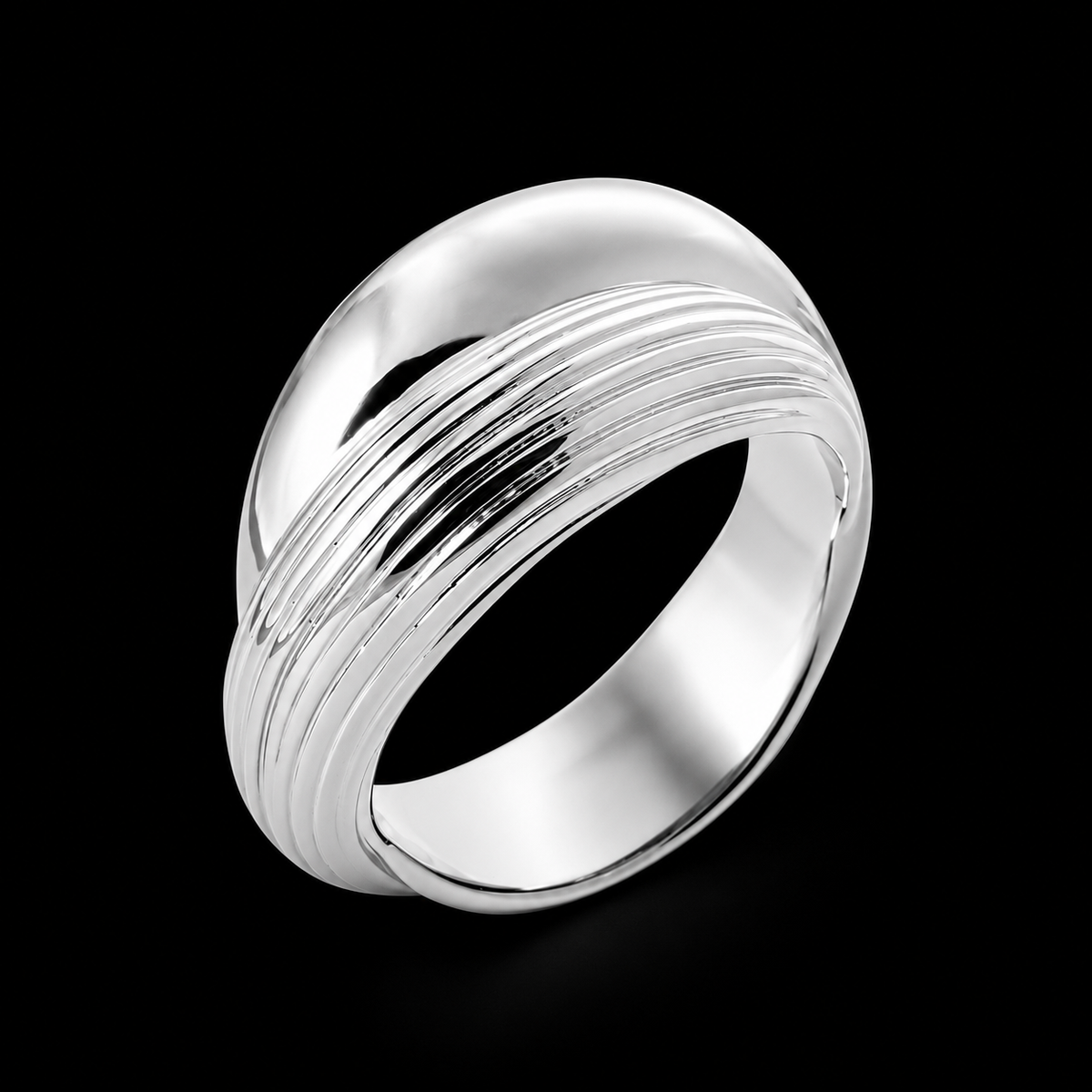 Bague Femme Argent 925 Rhodié – Anneau Large Strié — vue sur fond noir