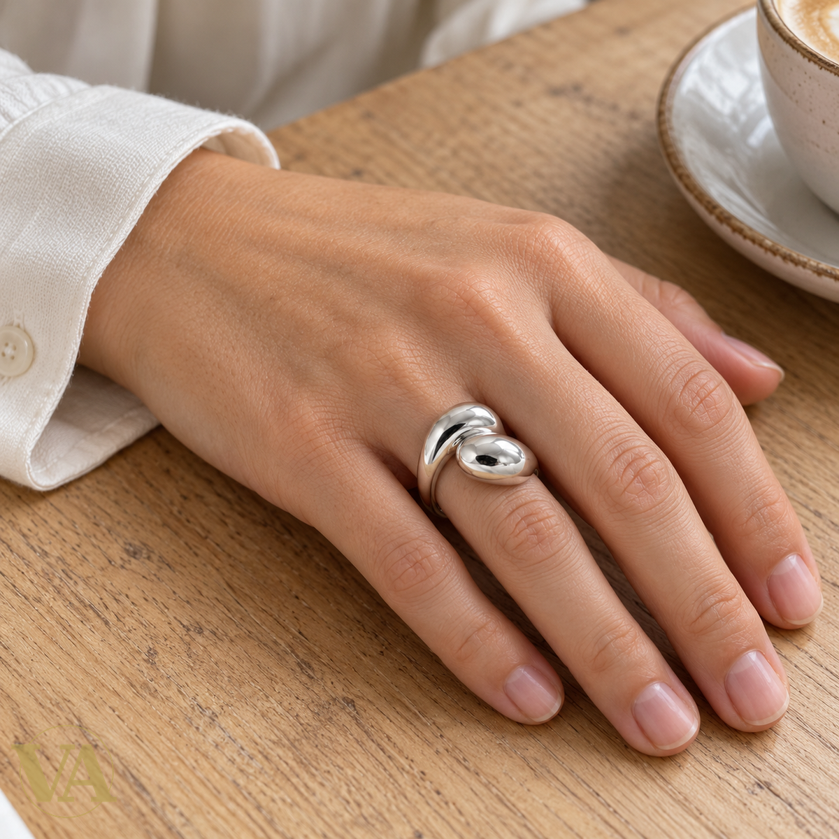 Bague Femme Argent 925 Rhodié – Deux Gouttes Polies Croisées — portée