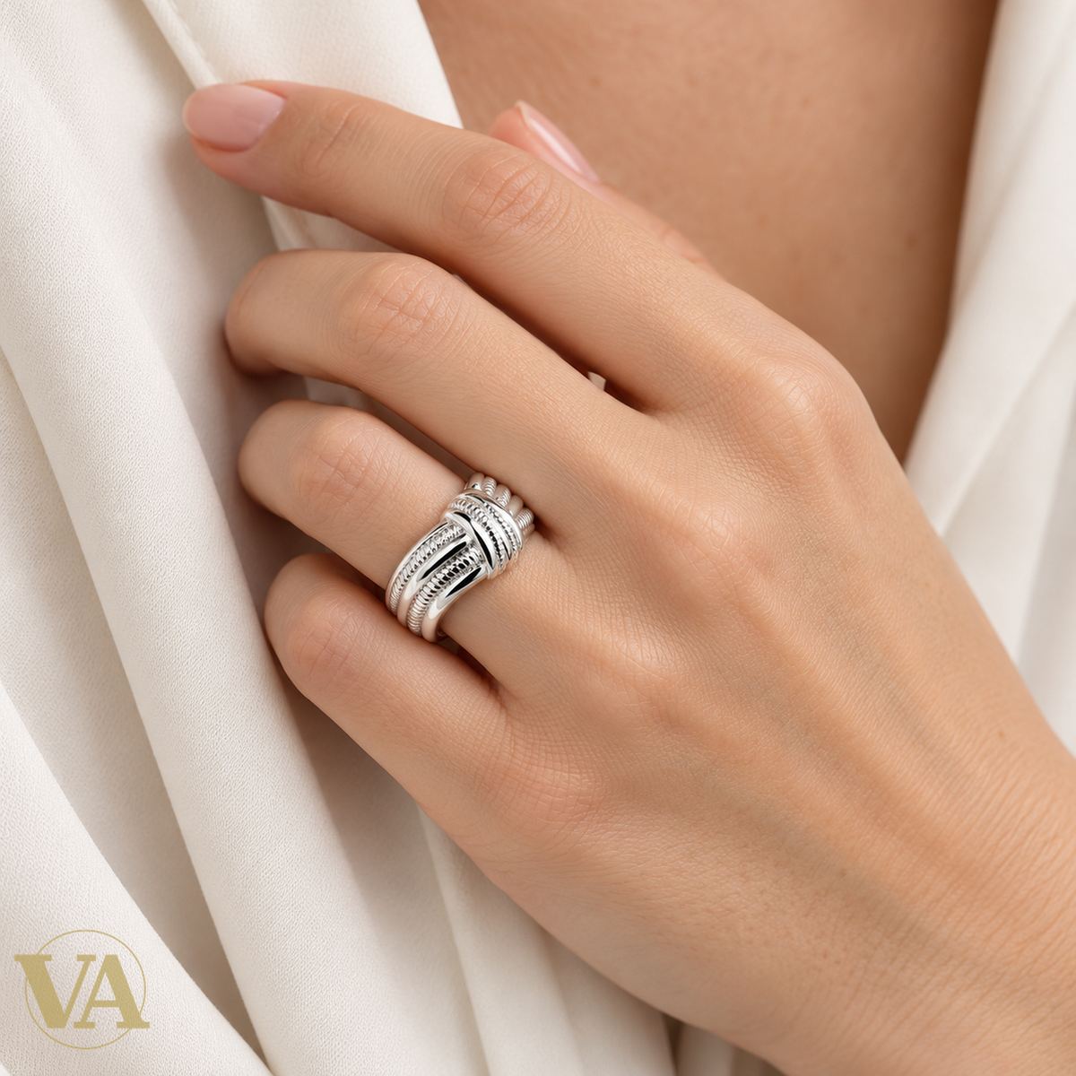 Bague Femme Argent 925 Rhodié – Rubans Croisés Cannelés — portée