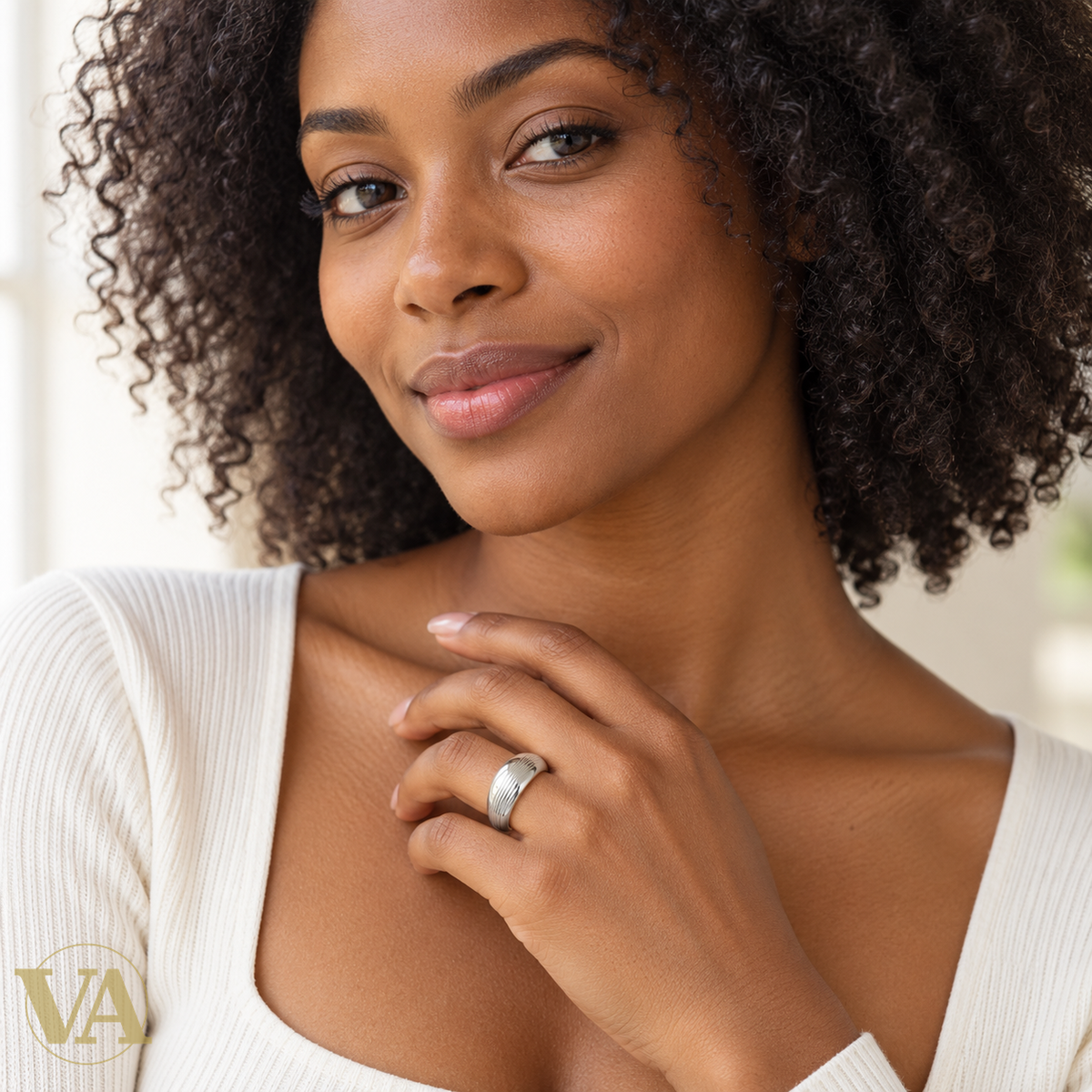 Bague Femme Argent 925 Rhodié – Anneau Large Strié — portée