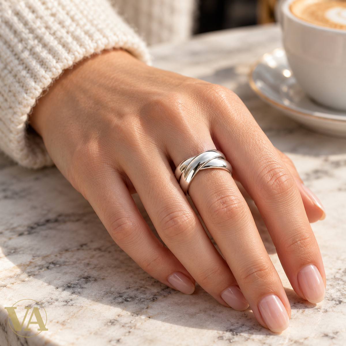 Bague Femme Argent 925 – Anneau Large Croisé — gros plan portée sur une main