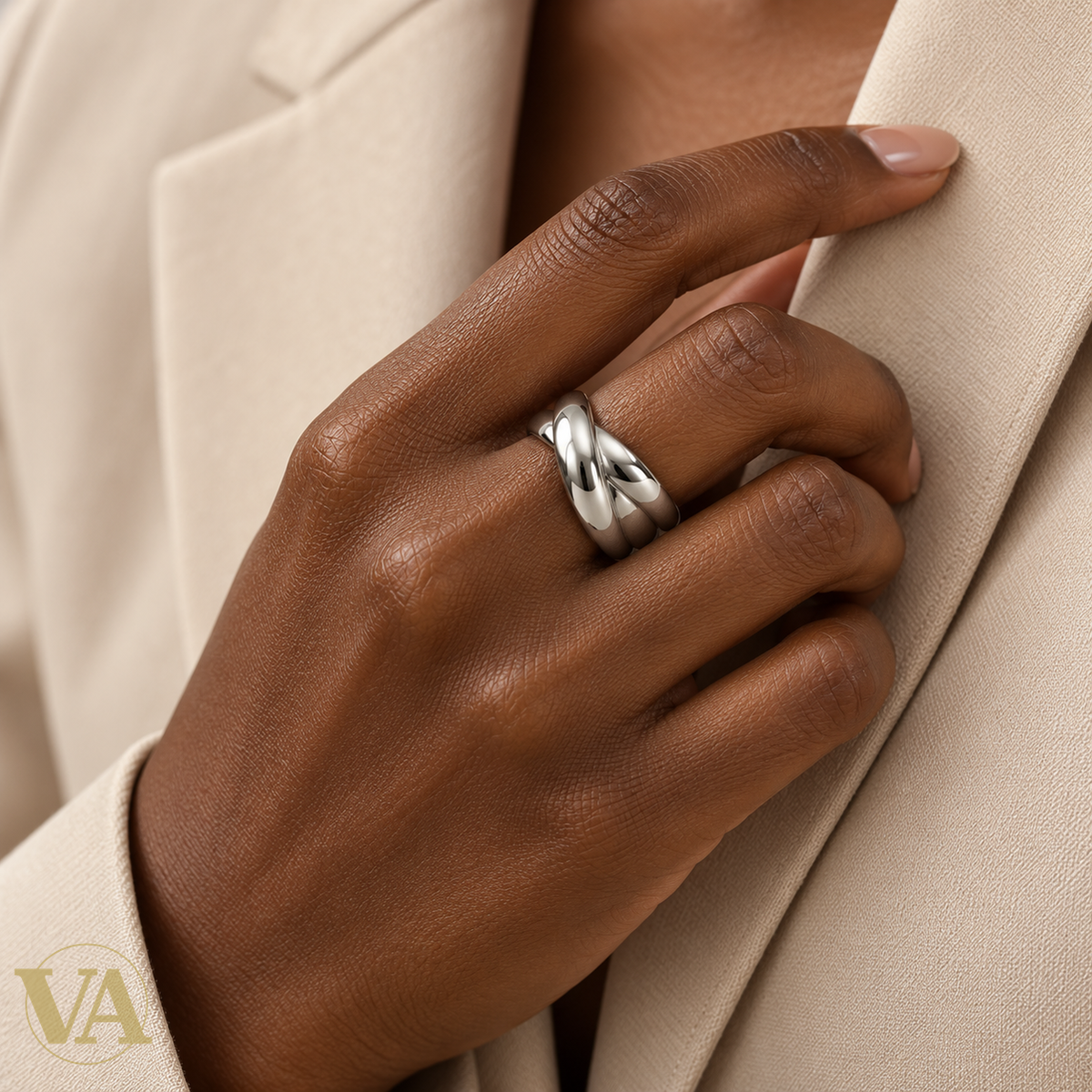 Bague Femme Argent 925 – Anneau Large Croisé — portée sur une main à peau foncée