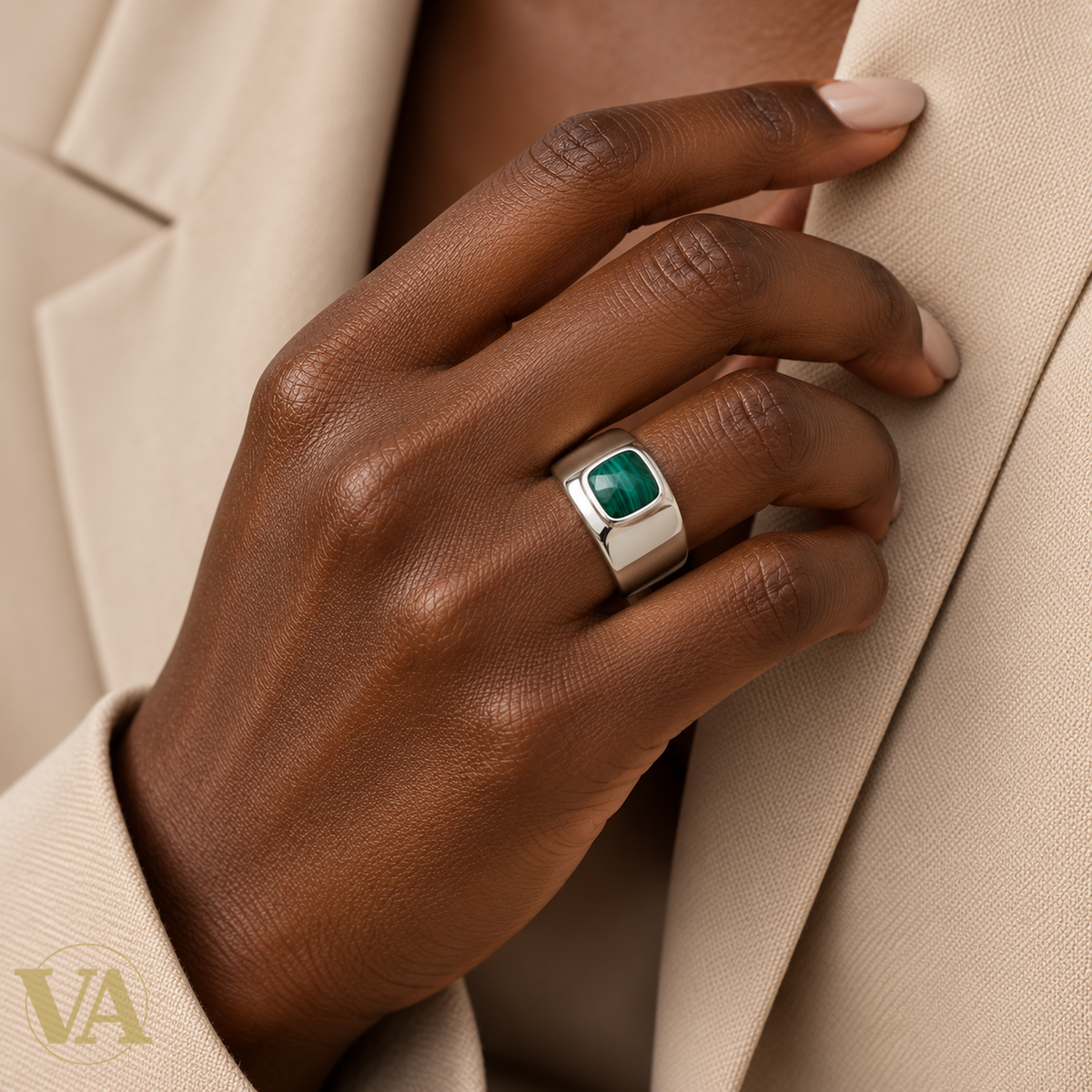 Bague Femme Argent 925 Rhodié – Malachite Verte Facettée — portée sur une main à peau foncée