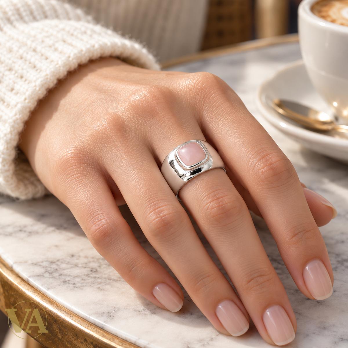 Bague Femme Argent 925 Rhodié – Quartz Rose Carré — gros plan portée sur une main
