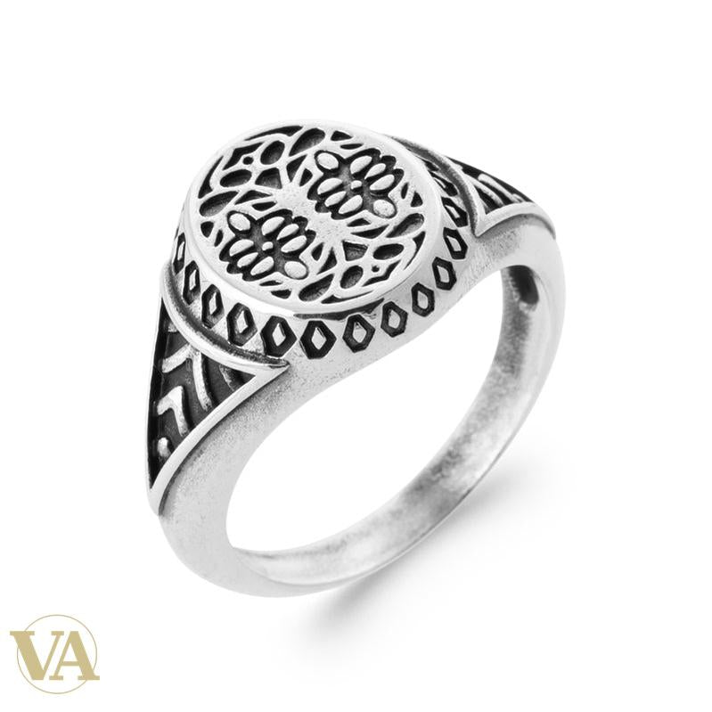 Chevalière Homme Argent 925 – Rosaces Florales et Frise Losangée – détails du modèle