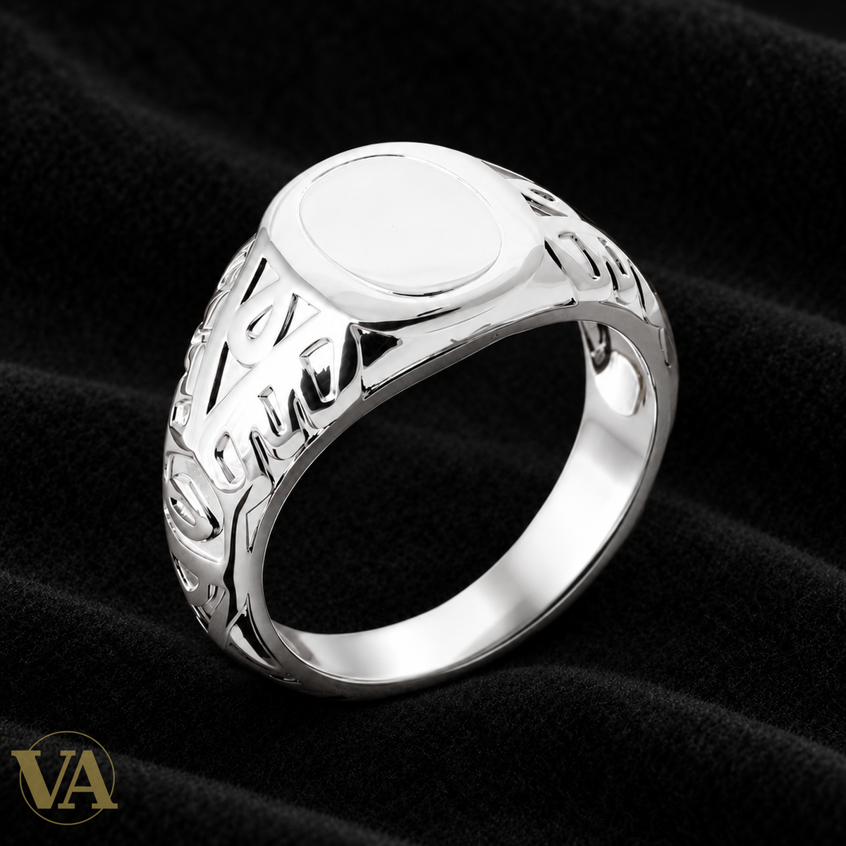 Chevalière Homme Argent 925 Rhodié – Plateau Ovale et Arabesques sur fond noir