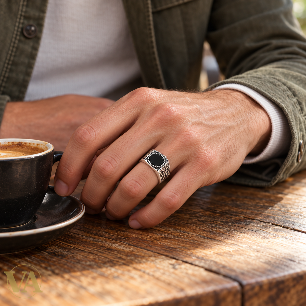 Bague Homme Argent 925 – Agate Noire et Arabesques — Portée par un homme blanc, gros plan lifestyle sur la main