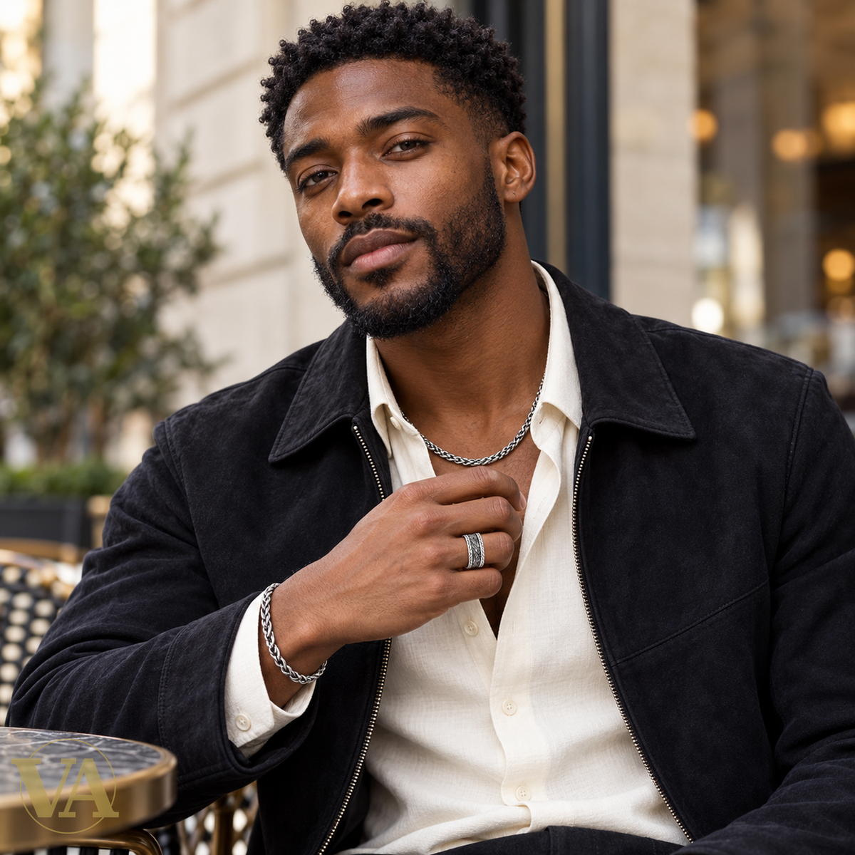 Bague Homme Argent 925 – Anneau Large à Motifs Gravés — Portrait lifestyle avec bague, chaîne et bracelet