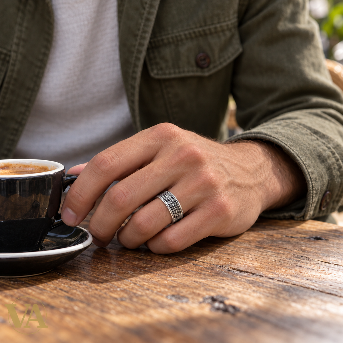 Bague Homme Argent 925 – Anneau Large à Motifs Gravés — Portée par un homme blanc, gros plan lifestyle sur la main