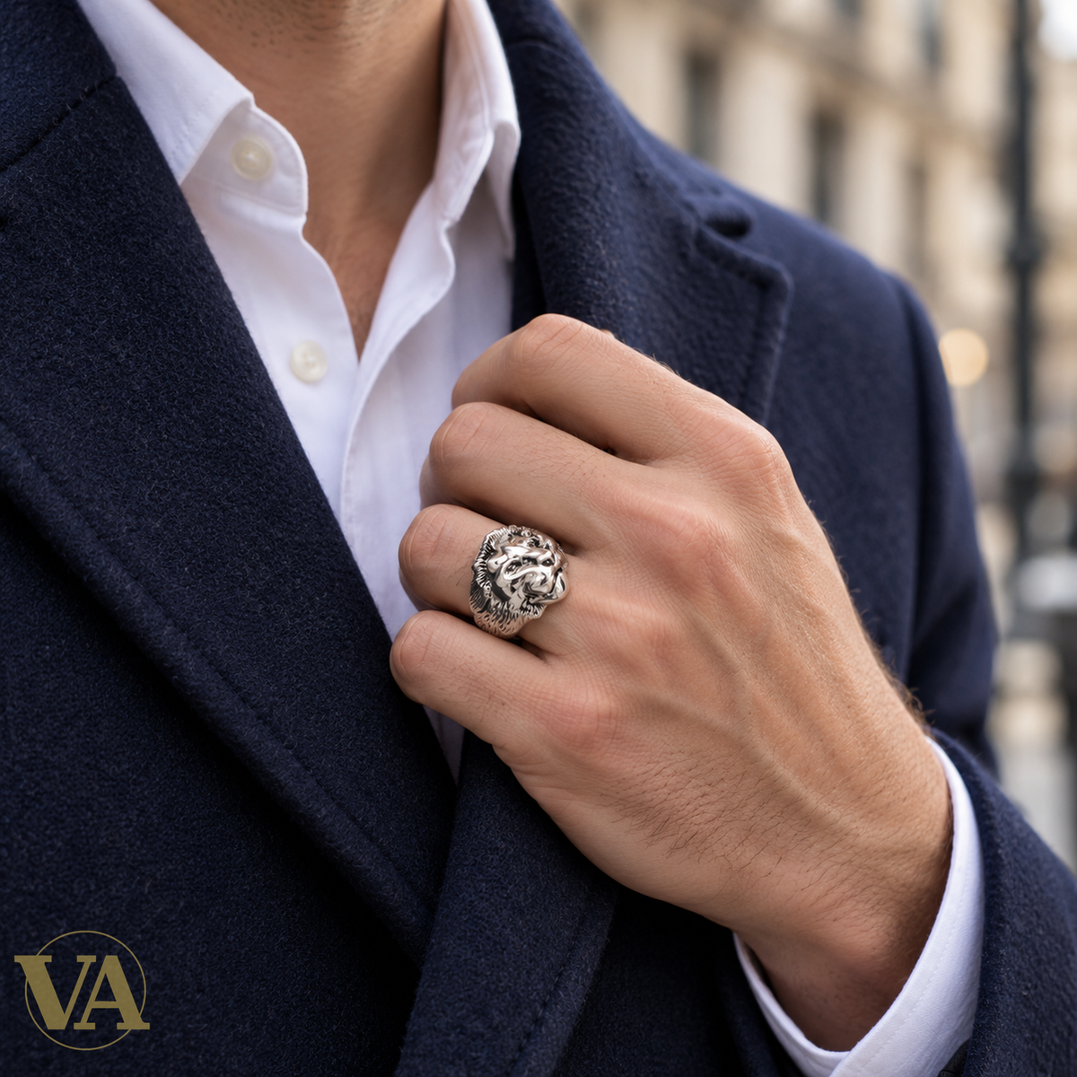 Bague Homme Argent 925 – Chevalière Tête de Lion — Portée par un homme blanc, gros plan lifestyle sur la main