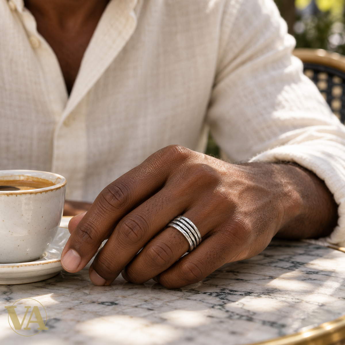 Bague Homme Argent 925 – Anneau Multirang Texturé — Portée par un homme noir, gros plan lifestyle sur la main
