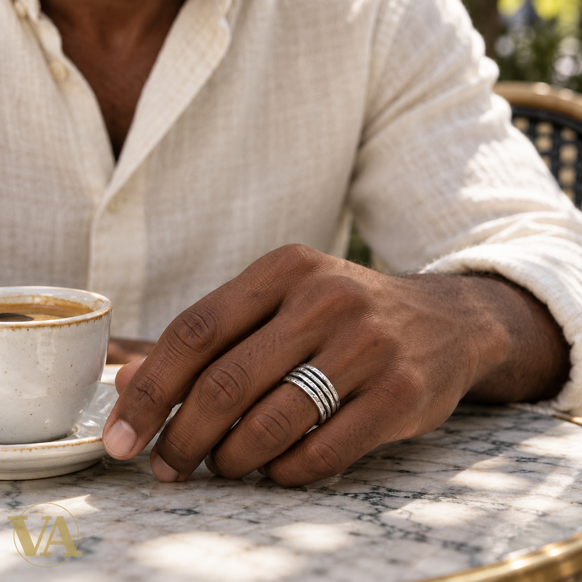 Bague Homme Argent 925 – Anneau Multirang Texturé — Portée par un homme noir, gros plan lifestyle sur la main