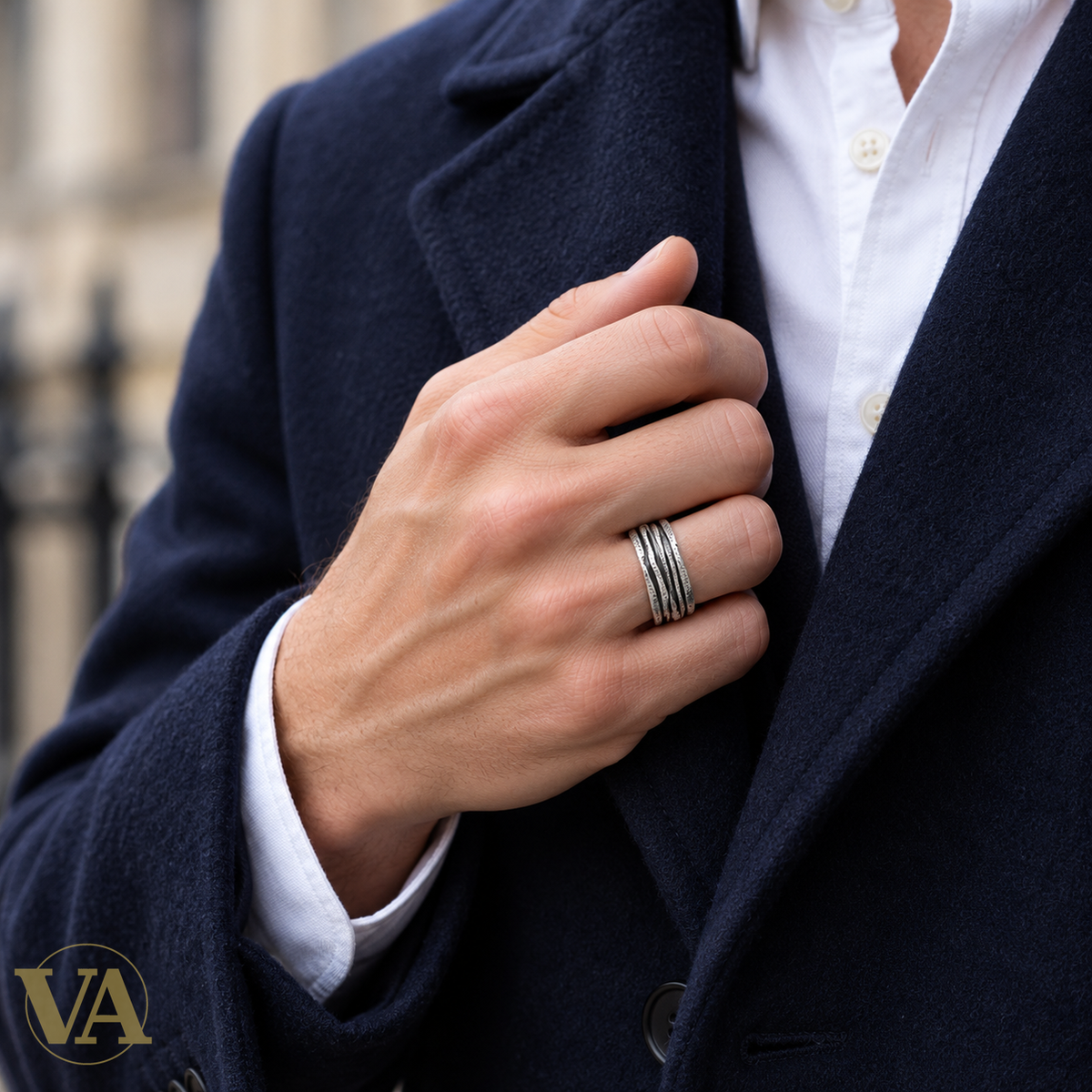 Bague Homme Argent 925 – Anneau Multirang Texturé — Portée par un homme blanc, gros plan lifestyle sur la main