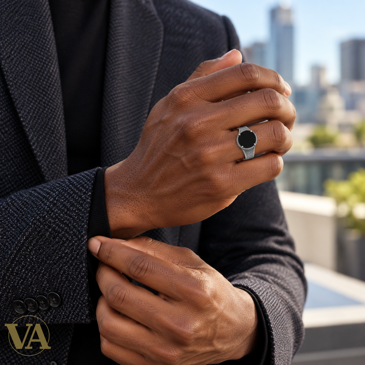Bague Homme Argent 925 – Pierre Noire Ronde et Argent Texturé — Portée par un homme noir, gros plan lifestyle sur la main