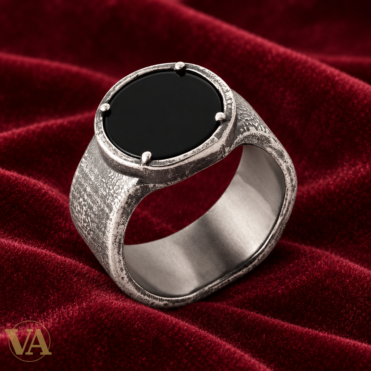Bague Homme Argent 925 – Pierre Noire Ronde et Argent Texturé — Vue de détail sur décor