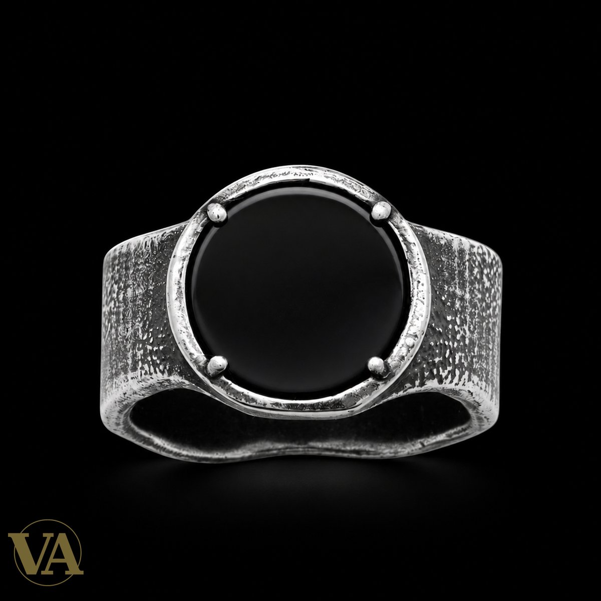 Bague homme argent 925 avec pierre noire et monture texturée, vue de face sur fond noir