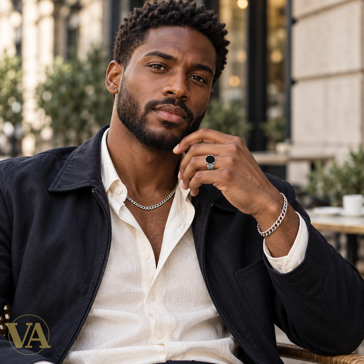 Bague Homme Argent 925 – Pierre Noire Ronde et Argent Texturé — Portrait lifestyle avec bague, chaîne et bracelet