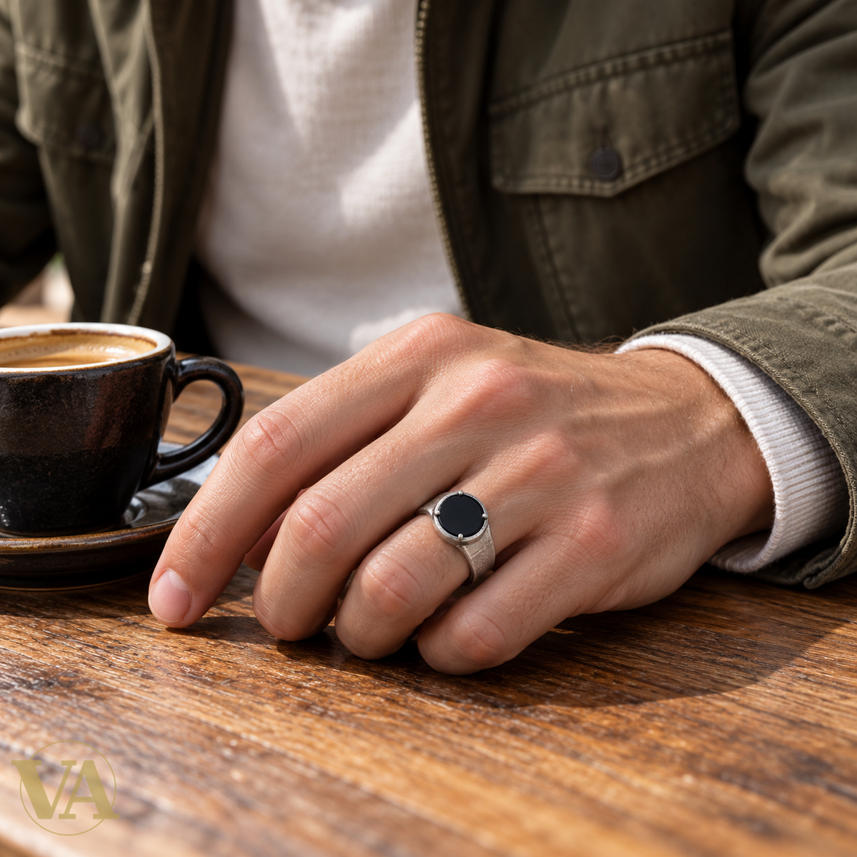 Bague Homme Argent 925 – Pierre Noire Ronde et Argent Texturé — Portée par un homme blanc, gros plan lifestyle sur la main