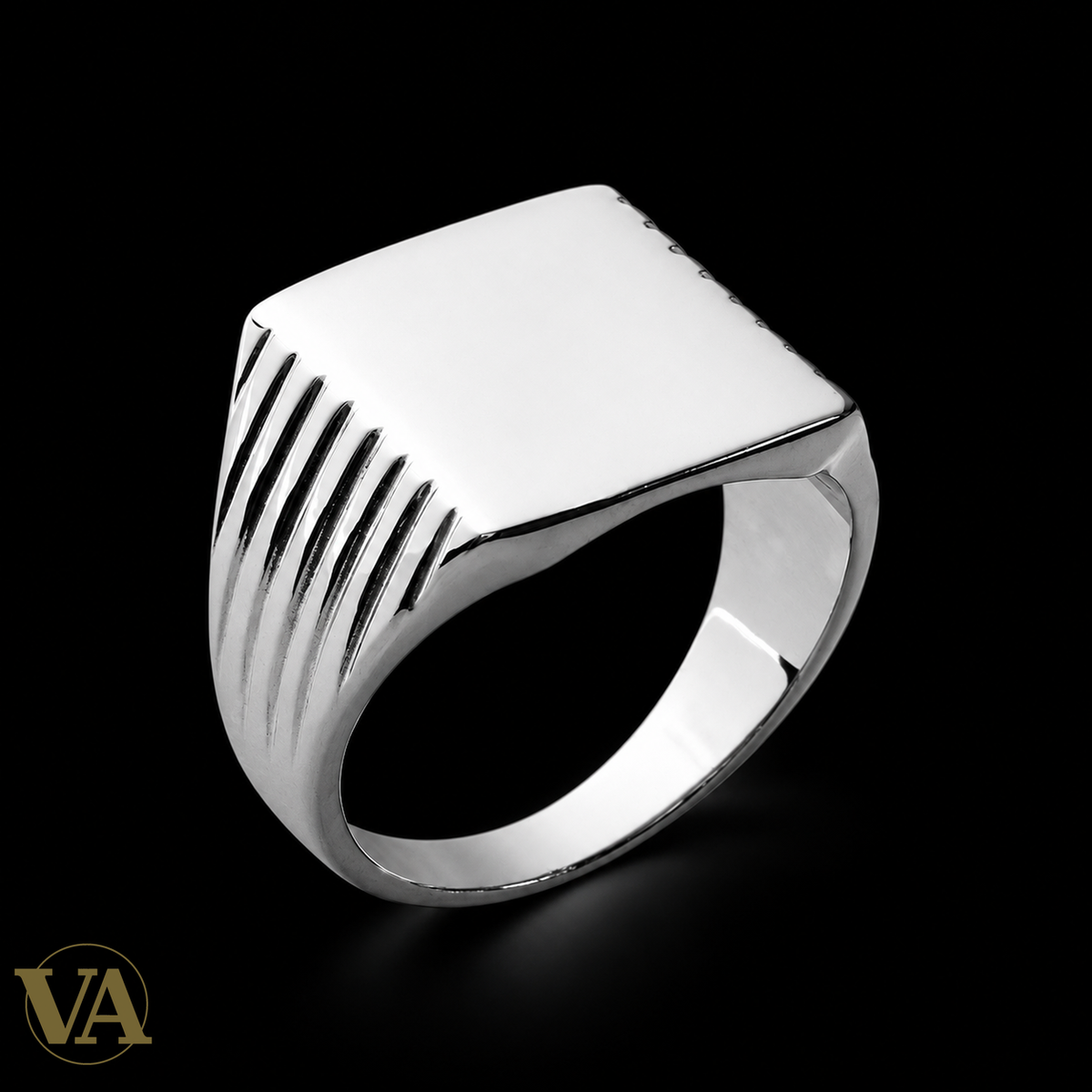Chevalière Homme Argent 925 Rhodié – Plateau Rectangulaire et Côtés Striés — vue du bijou sur fond noir