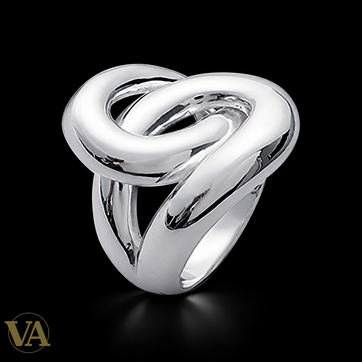 Bague Femme Argent 925 – Nœud Spiralé et Courbes Polies — vue du bijou sur fond noir