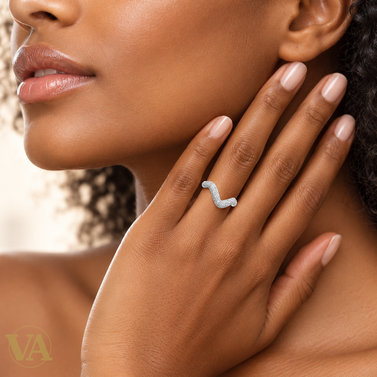 Bague Femme Argent 925 Rhodié – Vague Pavée de Zirconium — bijou porté sur une main à peau foncée