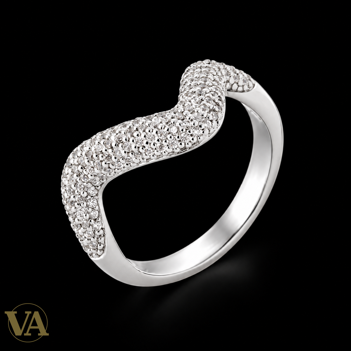 Bague Femme Argent 925 Rhodié – Vague Pavée de Zirconium — vue du bijou sur fond noir