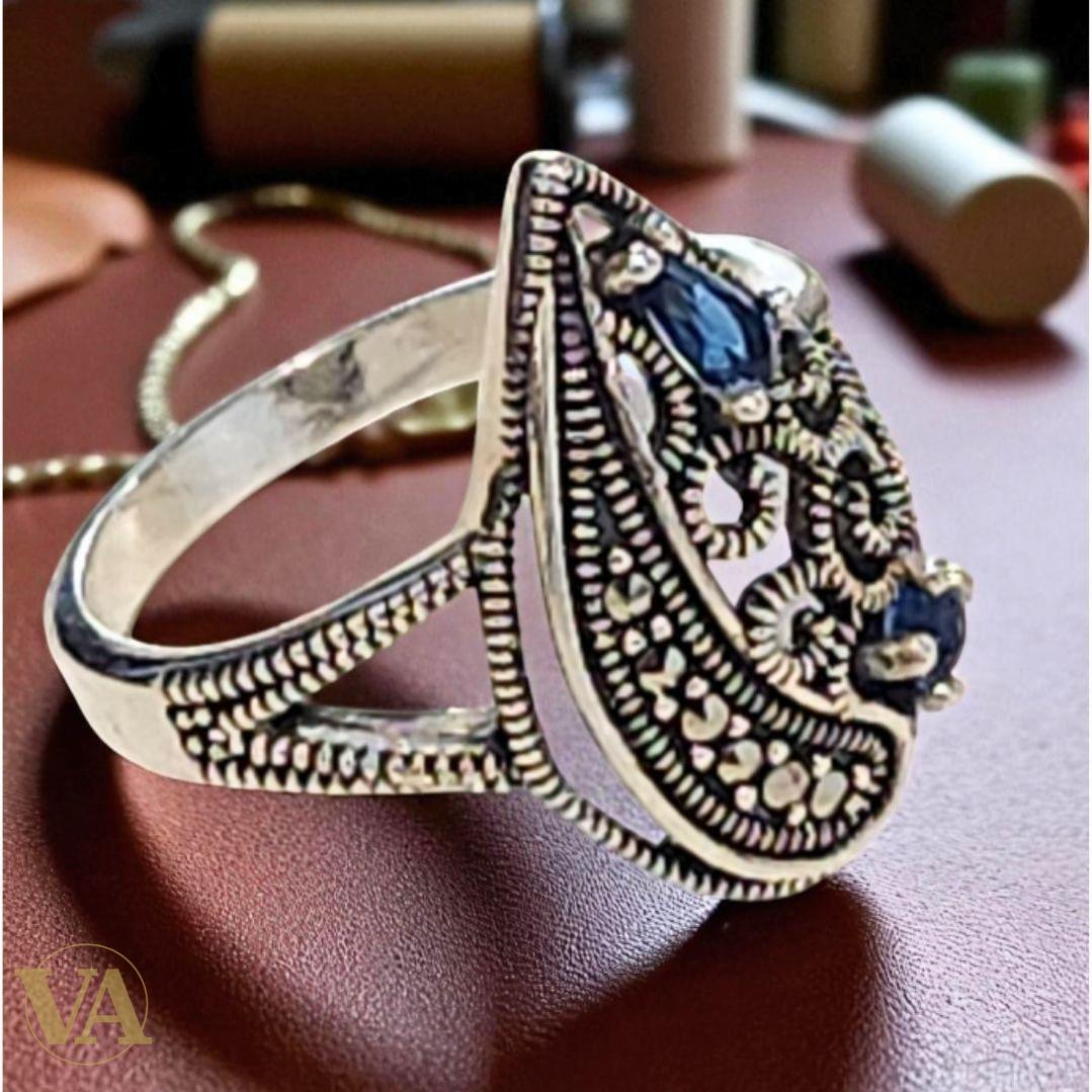Bague argent 925 ajourée pierres bleues et marcassites .