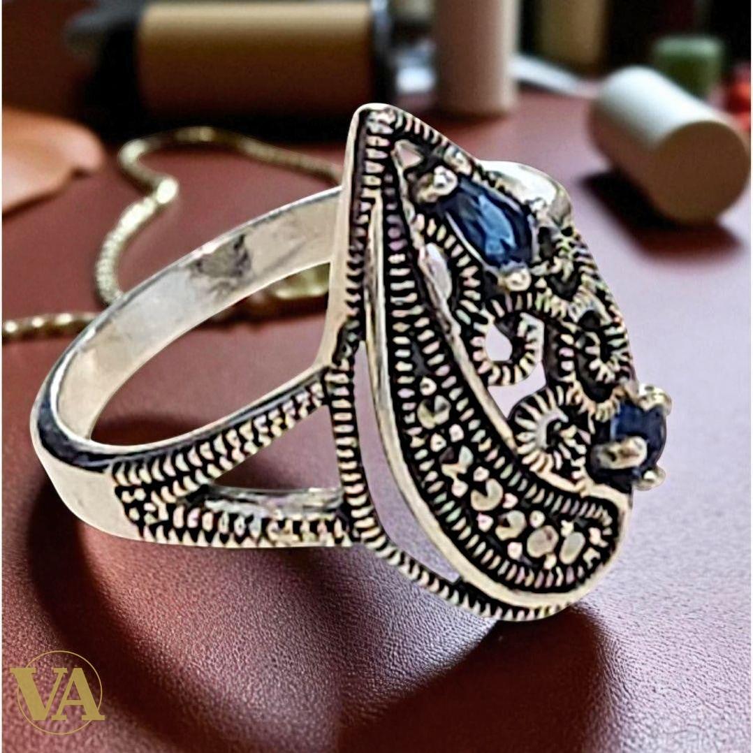 Bague argent 925 ajourée pierres bleues et marcassites .