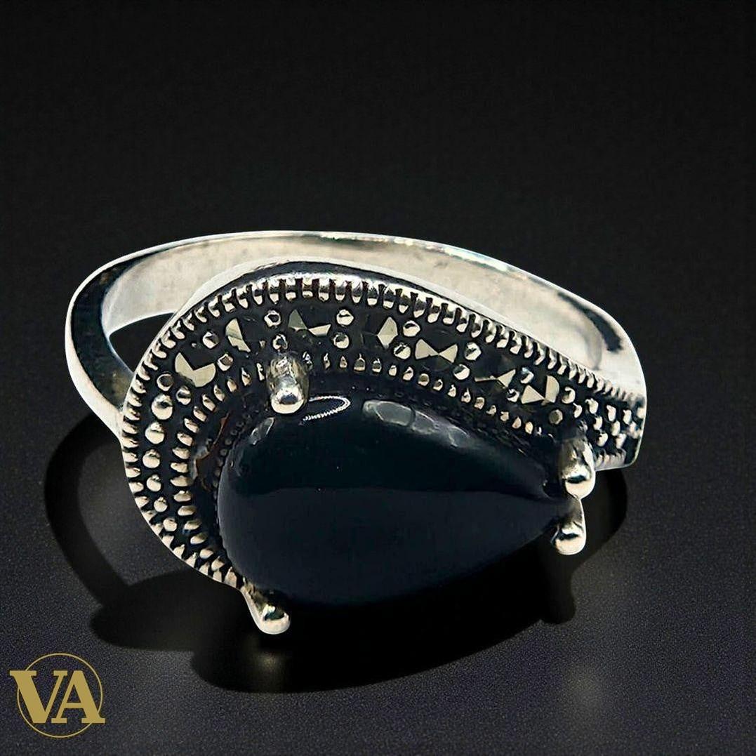 Bague femme argent 925 – Onyx noir cabochon poire et marcassites – Élégance mystique | Bijoux Vindicta