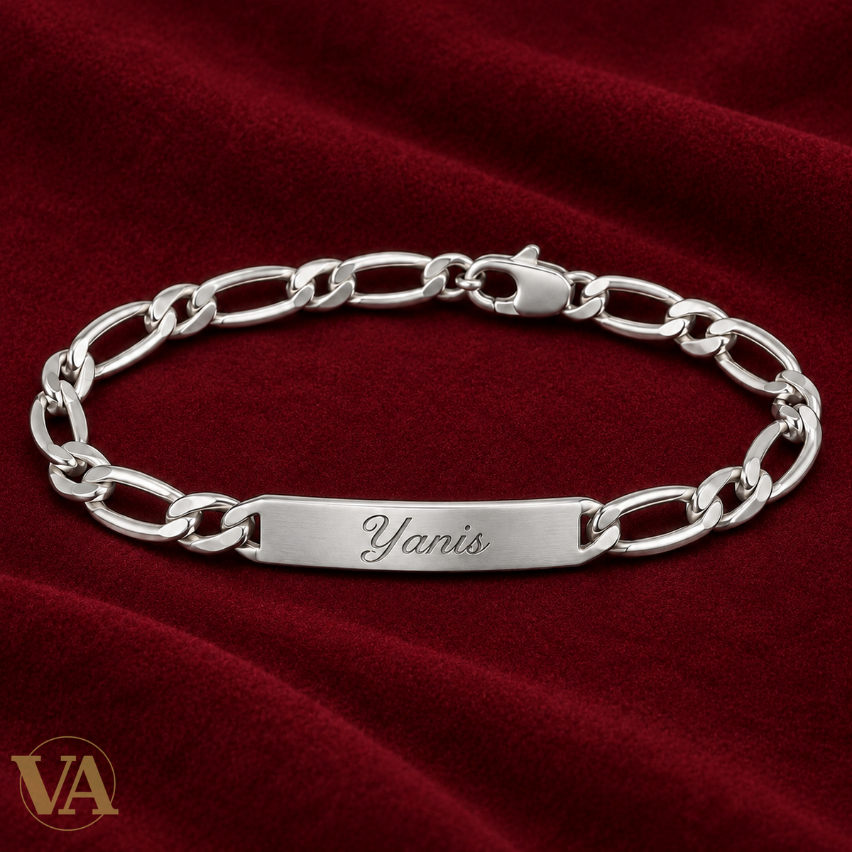 Bracelet identité argent 925 à graver — Figaro 1+1, 21 cm — sur feutre bordeaux, gravure d’exemple