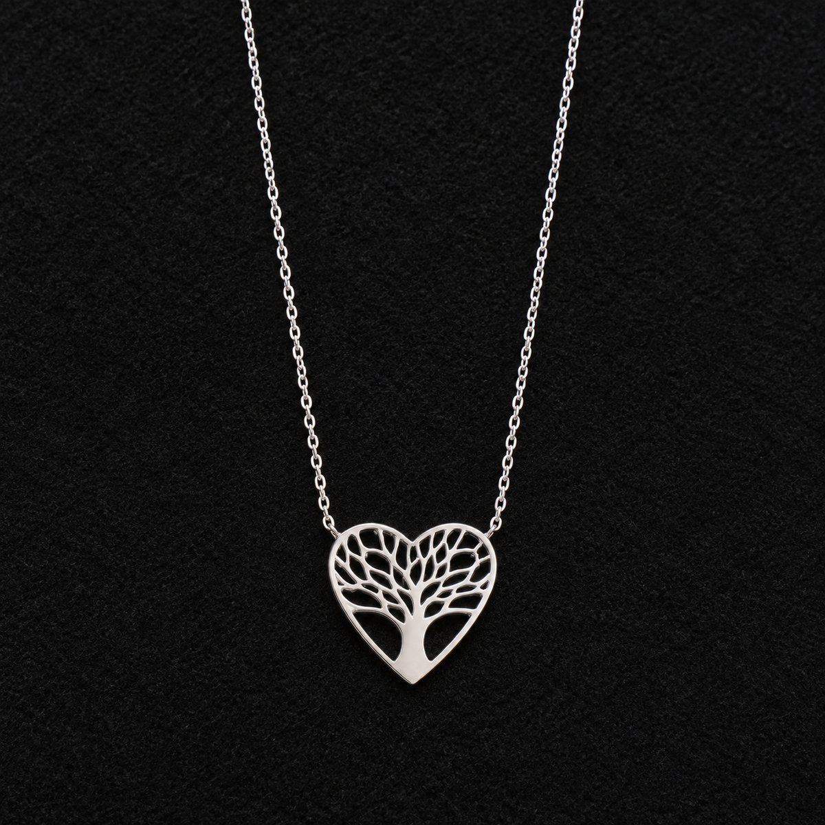 Collier Argent 925 Rhodié — Cœur Arbre de Vie — vue sur feutrine noire