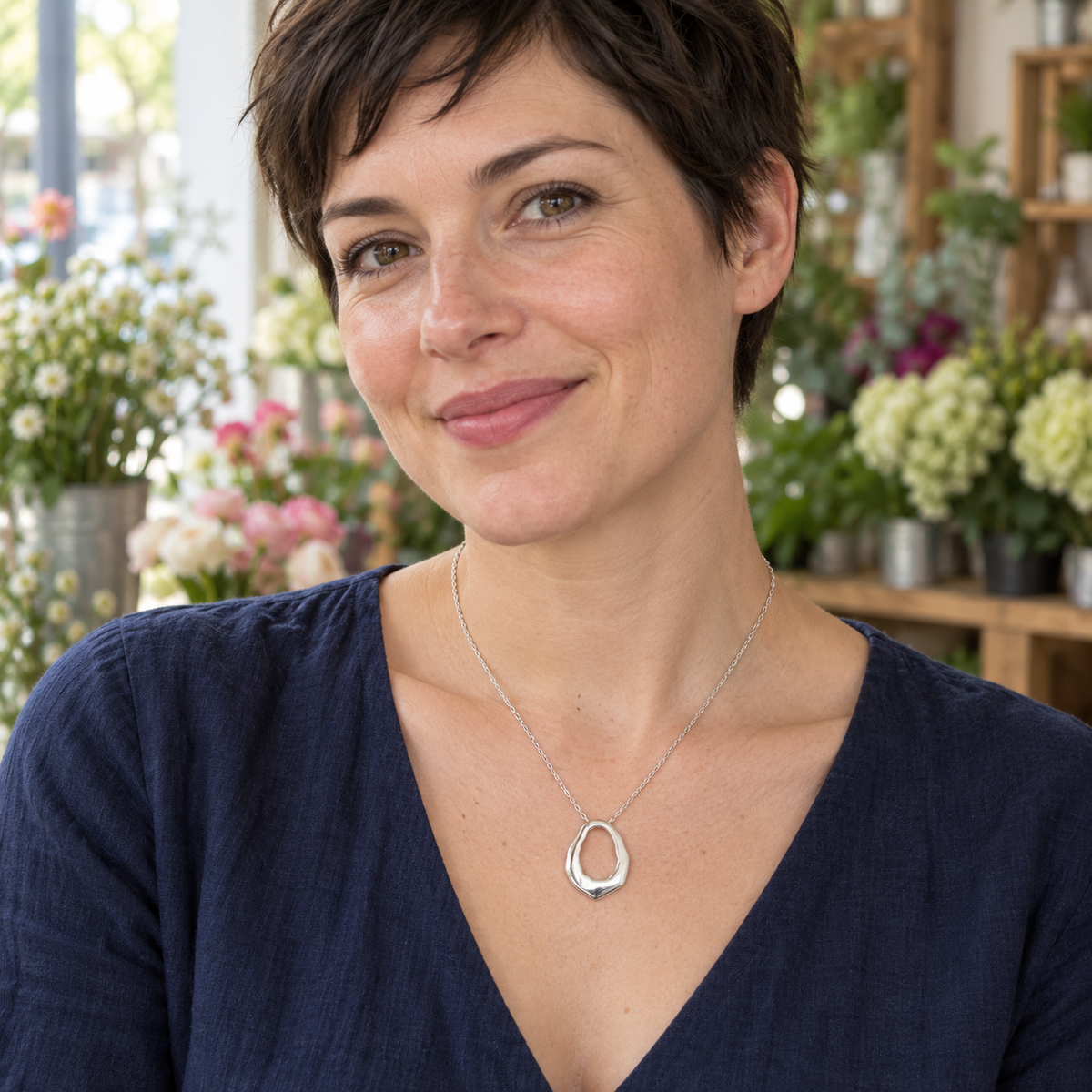 Collier Argent 925 Rhodié — Goutte Organique Ajourée — portrait avec le collier