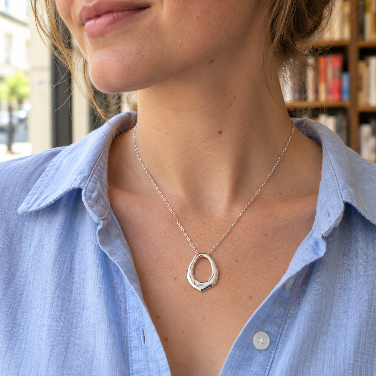 Collier Argent 925 Rhodié — Goutte Organique Ajourée — porté avec une tenue claire