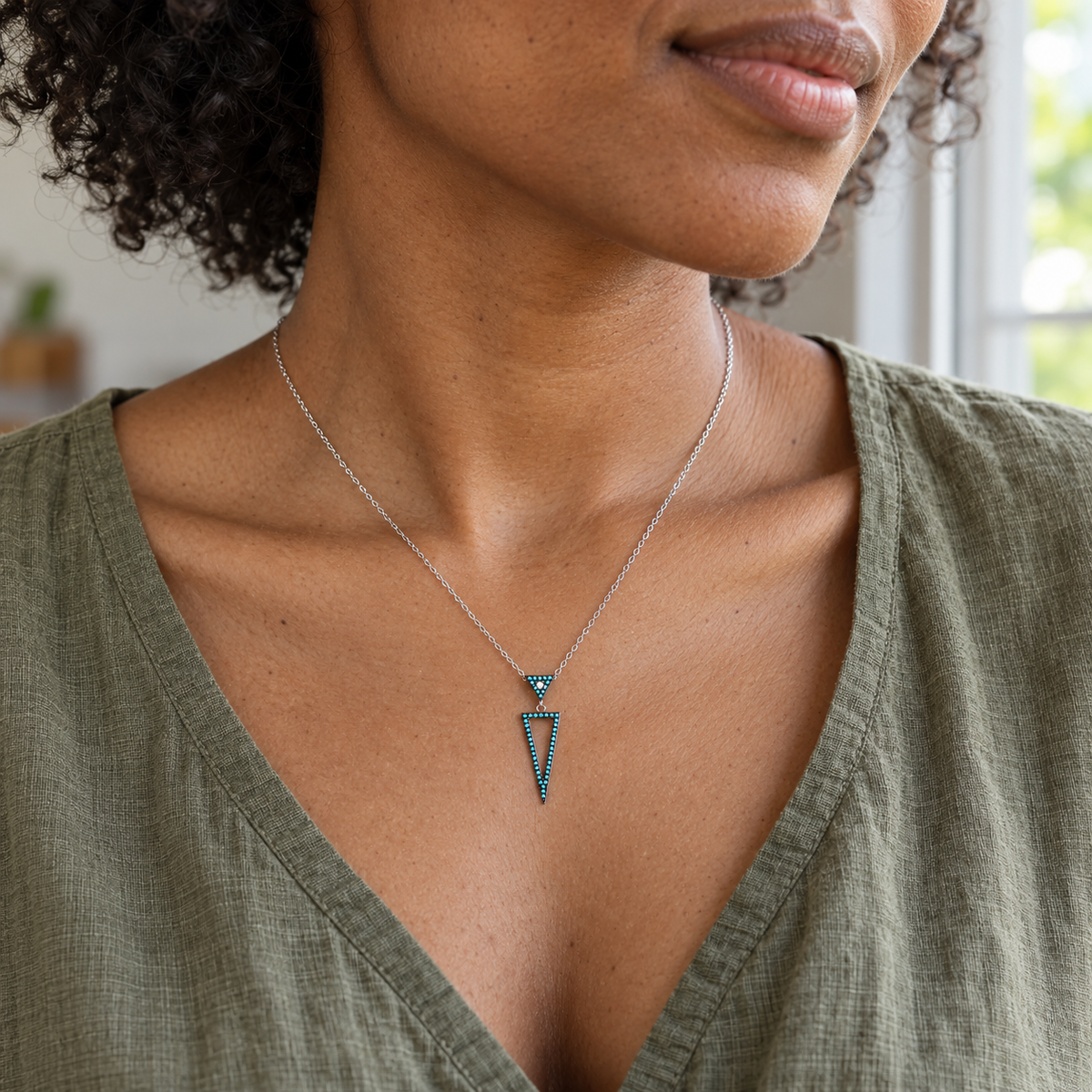 Collier Argent 925 Rhodié — Double Triangle Bleu-Vert — porté en lumière naturelle