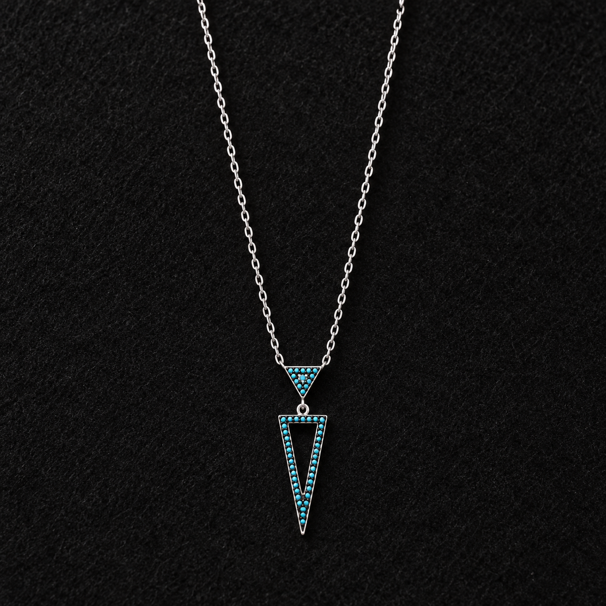 Collier Argent 925 Rhodié — Double Triangle Bleu-Vert — vue sur feutrine noire