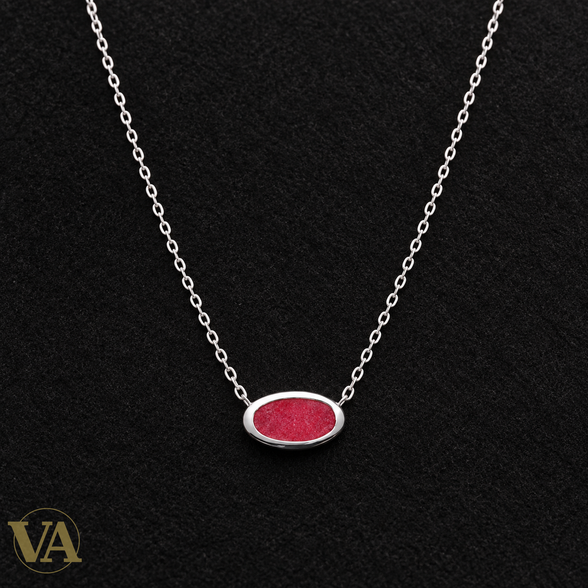 Collier ovale rose en argent 925 rhodié sur feutrine noire