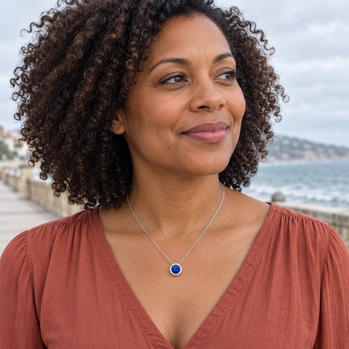 Collier Argent 925 Rhodié — Halo Bleu Profond — portrait avec le collier