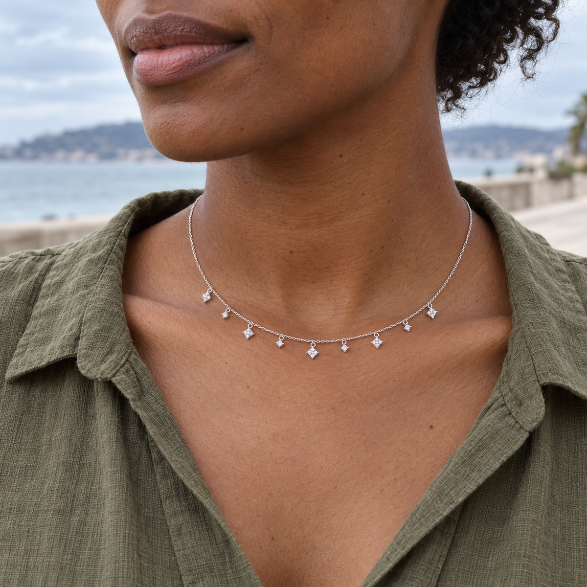 Collier Argent 925 Rhodié — Pampilles Scintillantes — porté en lumière naturelle