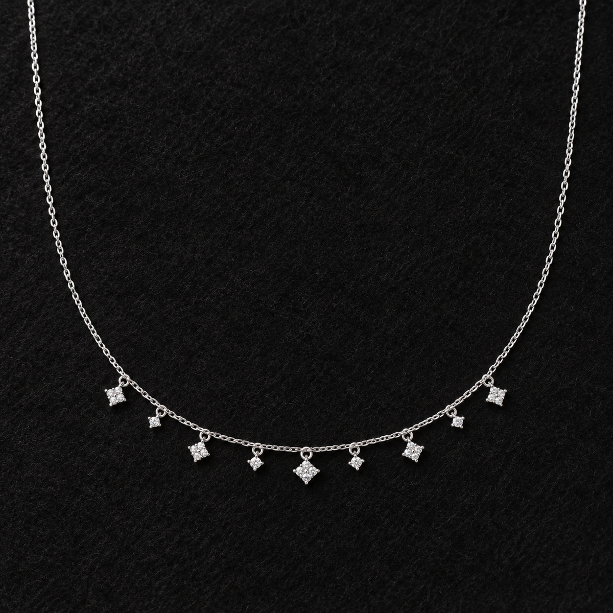 Collier Argent 925 Rhodié — Pampilles Scintillantes — vue sur feutrine noire
