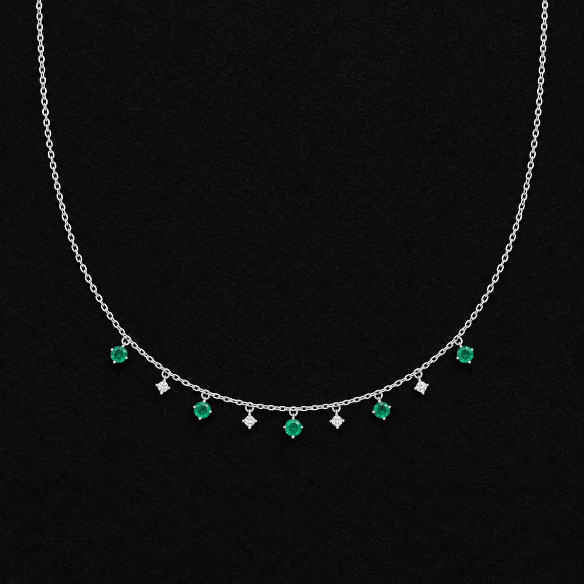 Collier Argent 925 Rhodié — Pampilles Vertes et Zirconiums — vue sur feutrine noire