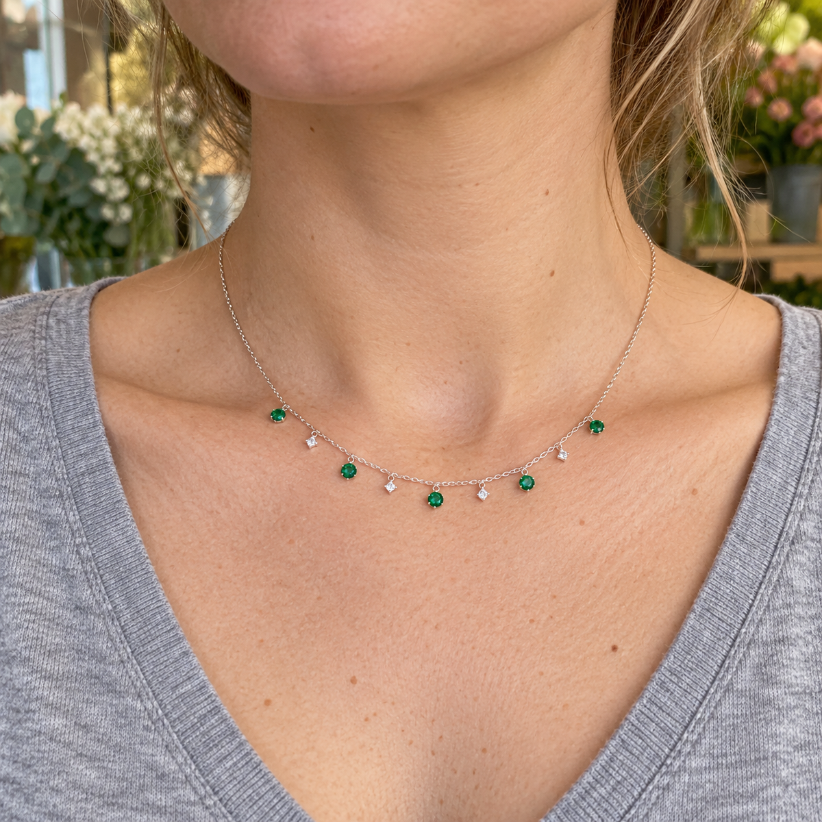 Collier Argent 925 Rhodié — Pampilles Vertes et Zirconiums — porté avec une tenue claire