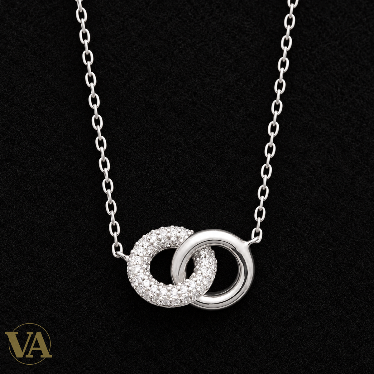 Collier anneaux entrelacés en argent 925 et oxydes de zirconium — sur feutrine noire